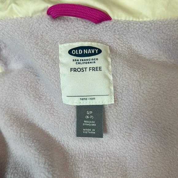 Old Navy Unisex Water-Resistant Frost Free Puffer Vest - Picture 7 of 9